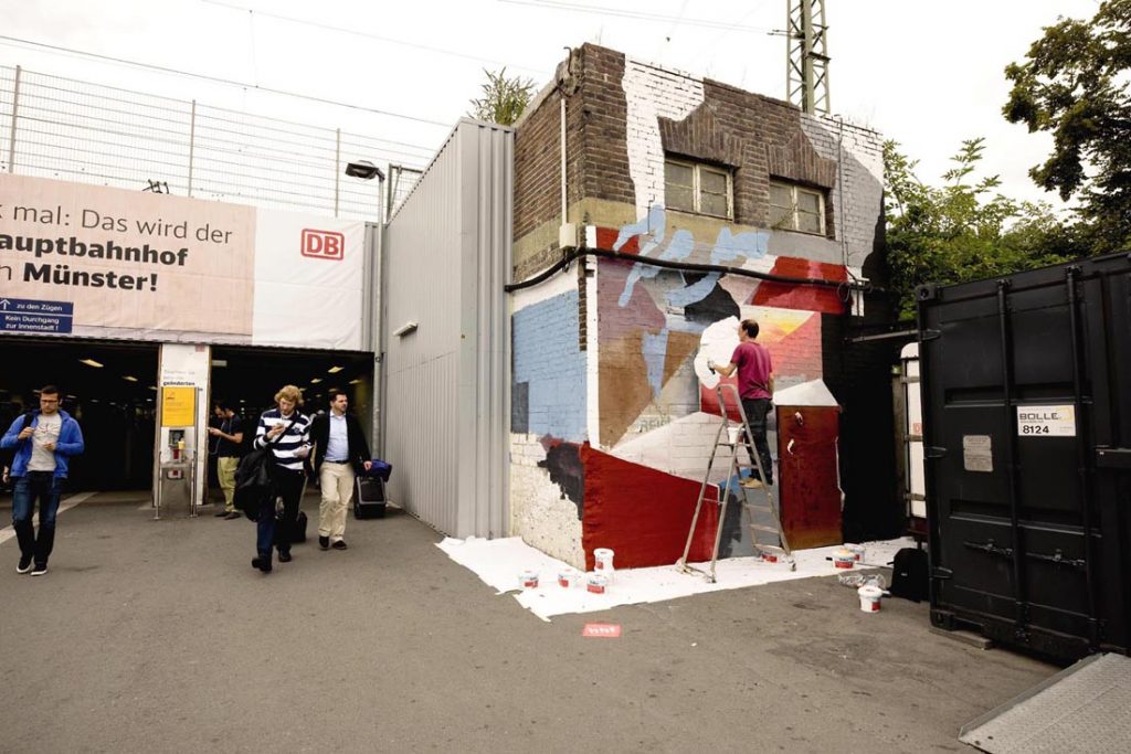 Artist Johannes Mundinger paints a wall for Schauraum-Festival