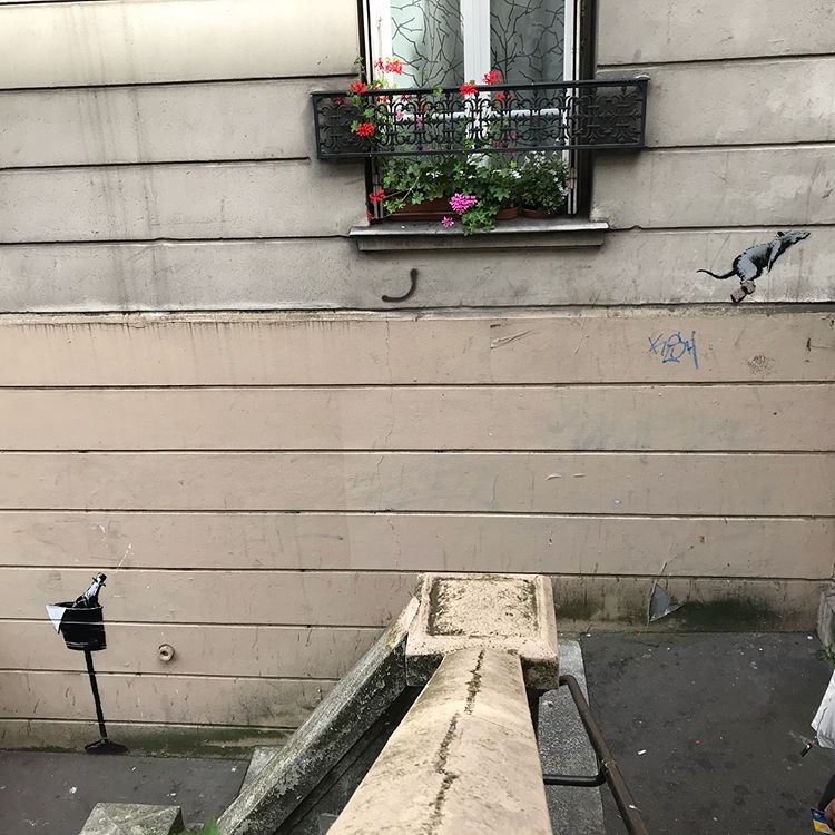Banksy unveils new pieces in Paris, France Artes & contextos 34698067 514555428977394 2838142392383569920 n