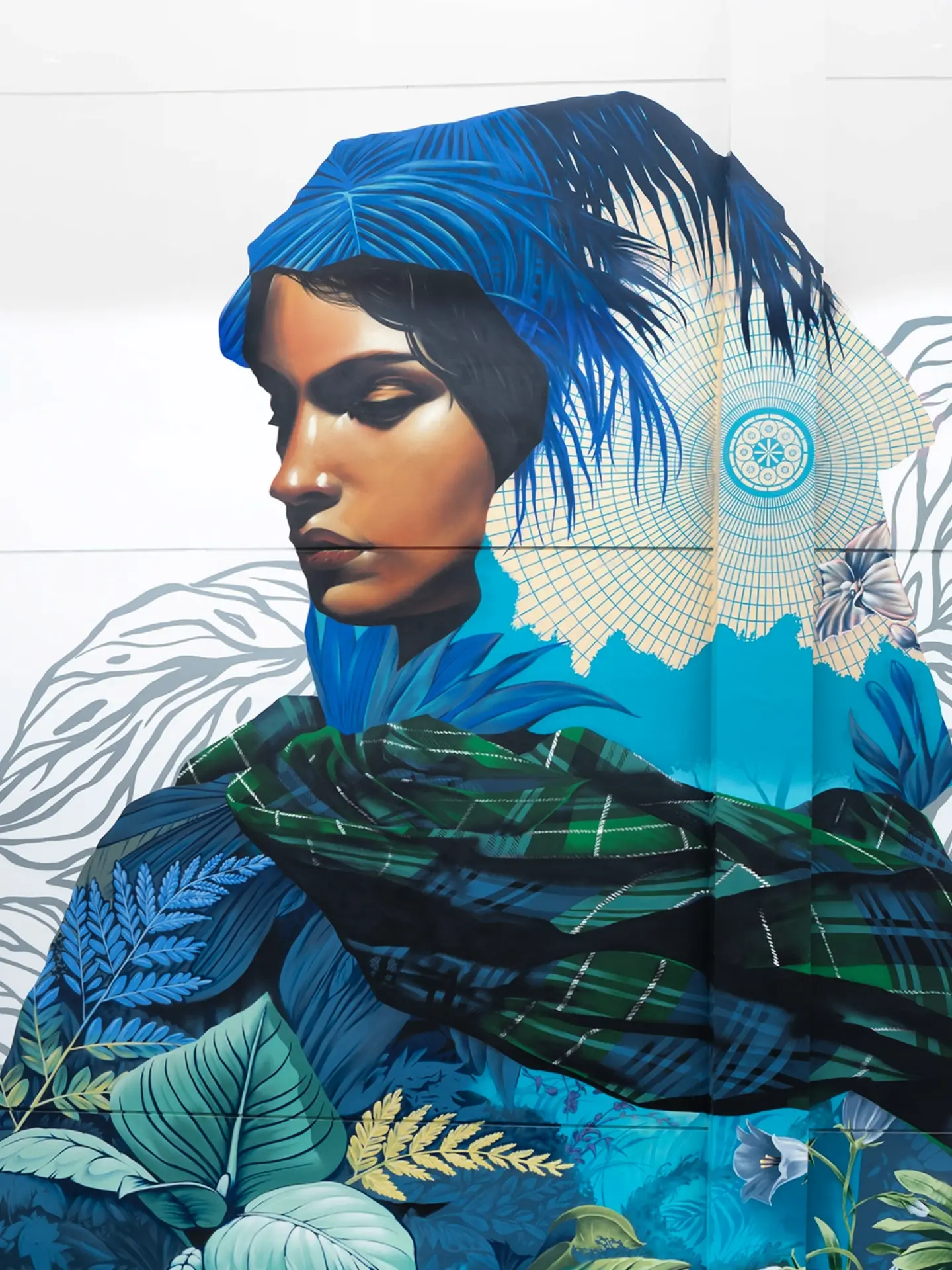 Reves One Paints Six-Storey “Flora” Mural in Glasgow — image 3