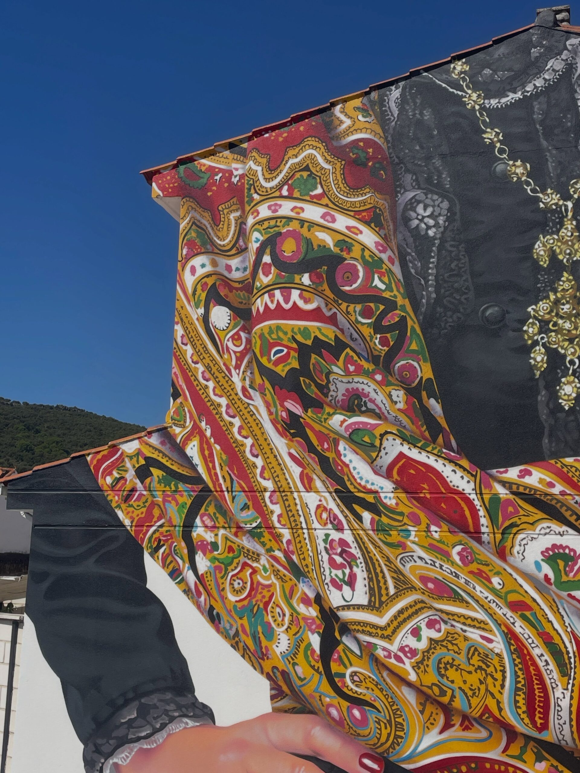 Sojo Paints “Pañuelo de cien colores” in Sierra de Fuentes, Spain